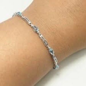 10k White Gold bracelet with Topaz